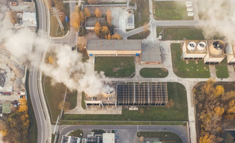 Cheminées d'usine qui fument, empreinte carbone CO2
