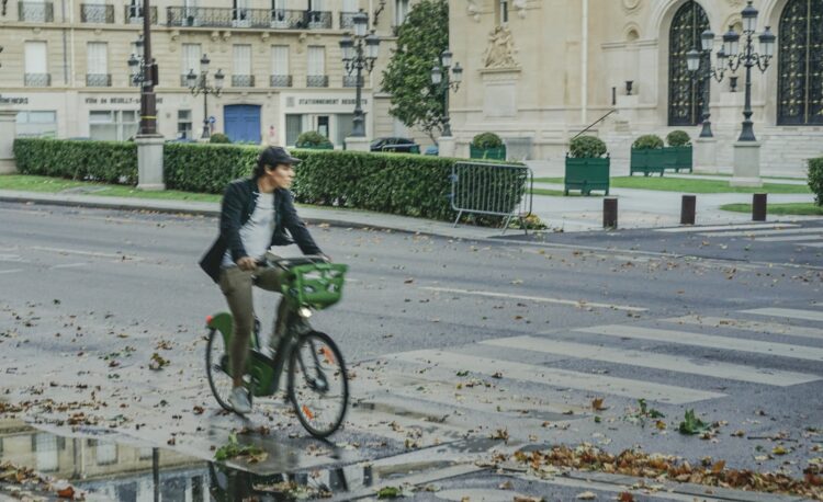 Un homme à vélo en ville, mobilité verte